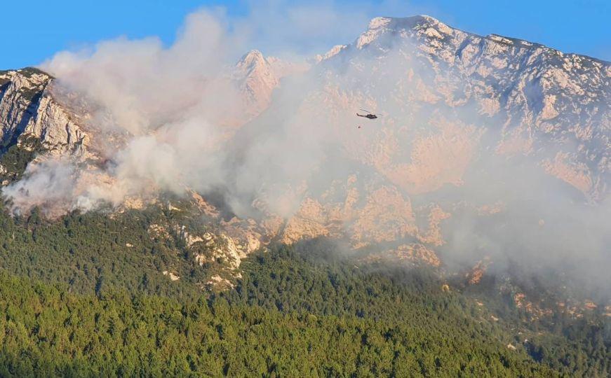 Tokom jutra na terenu u akciji gašenja požara učestvovalo je 44 vatrogasaca - Avaz