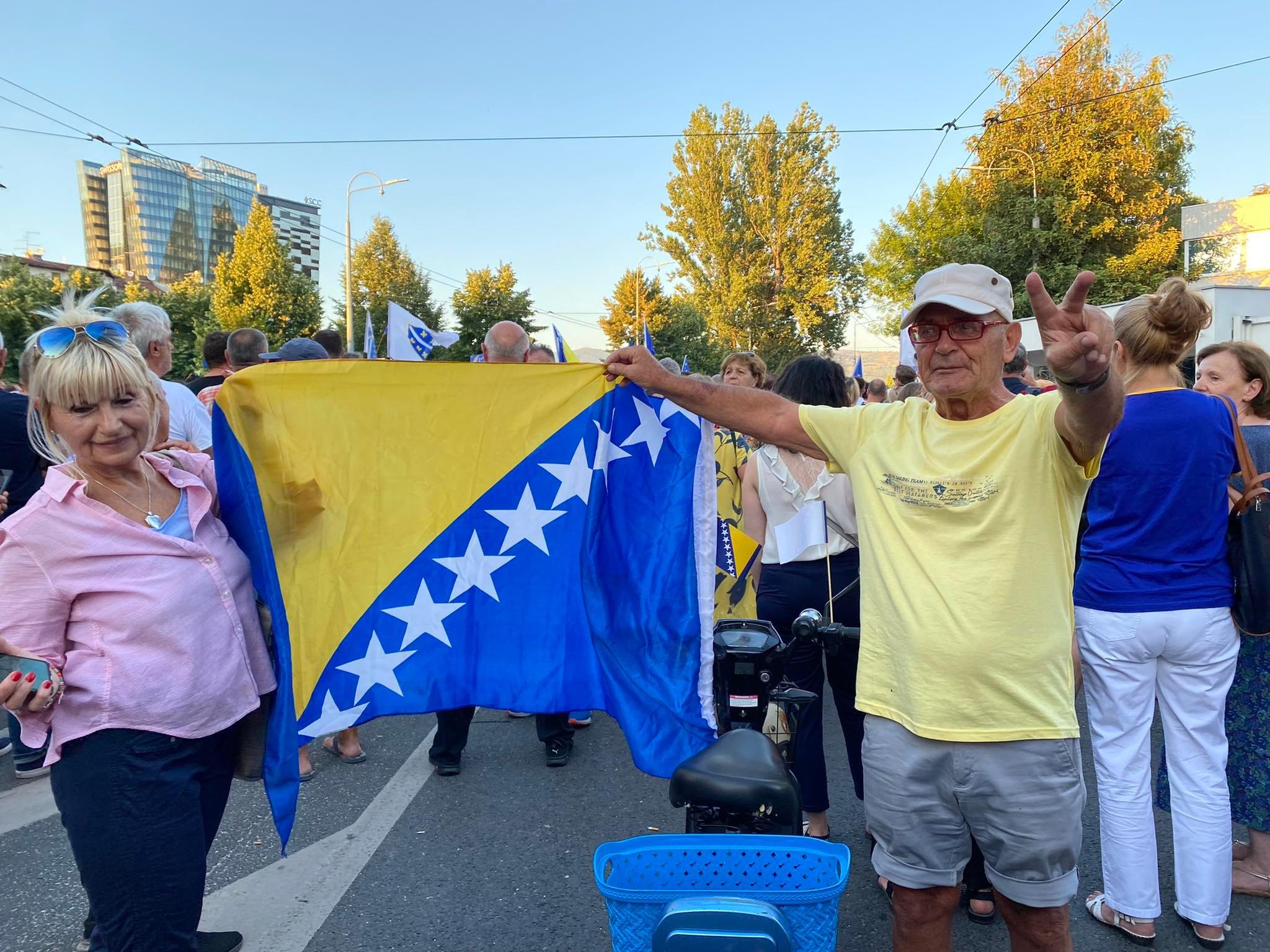 Selver Bašić na motoru došao na proteste: Hoće da unište BiH, nema šanse da prođe