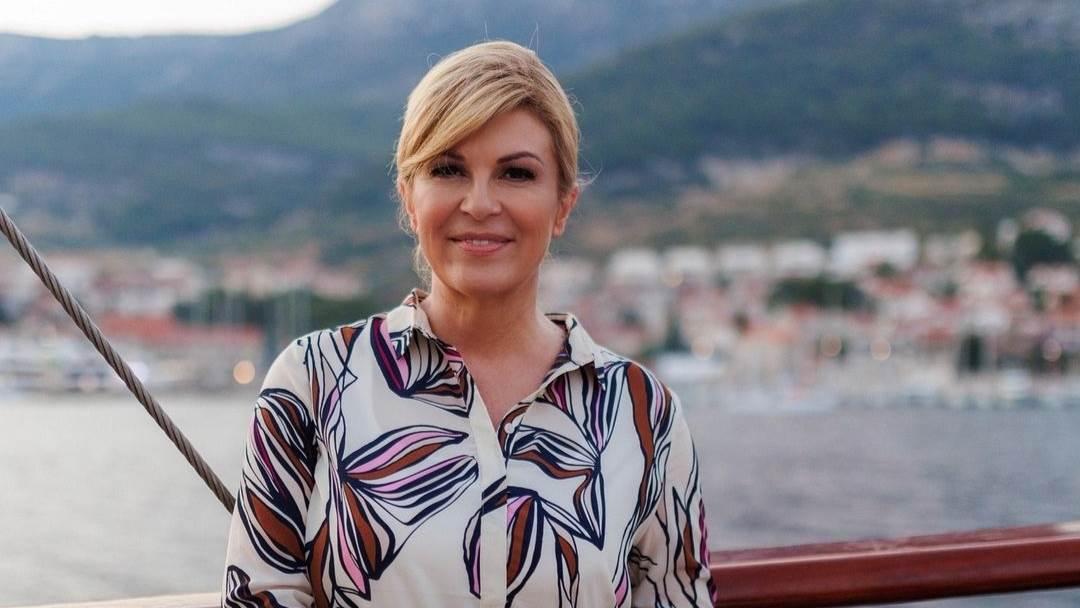 Grabar-Kitarović u noćnoj šetnji Pelješkim mostom: Sjela na asfalt i fotografirala se