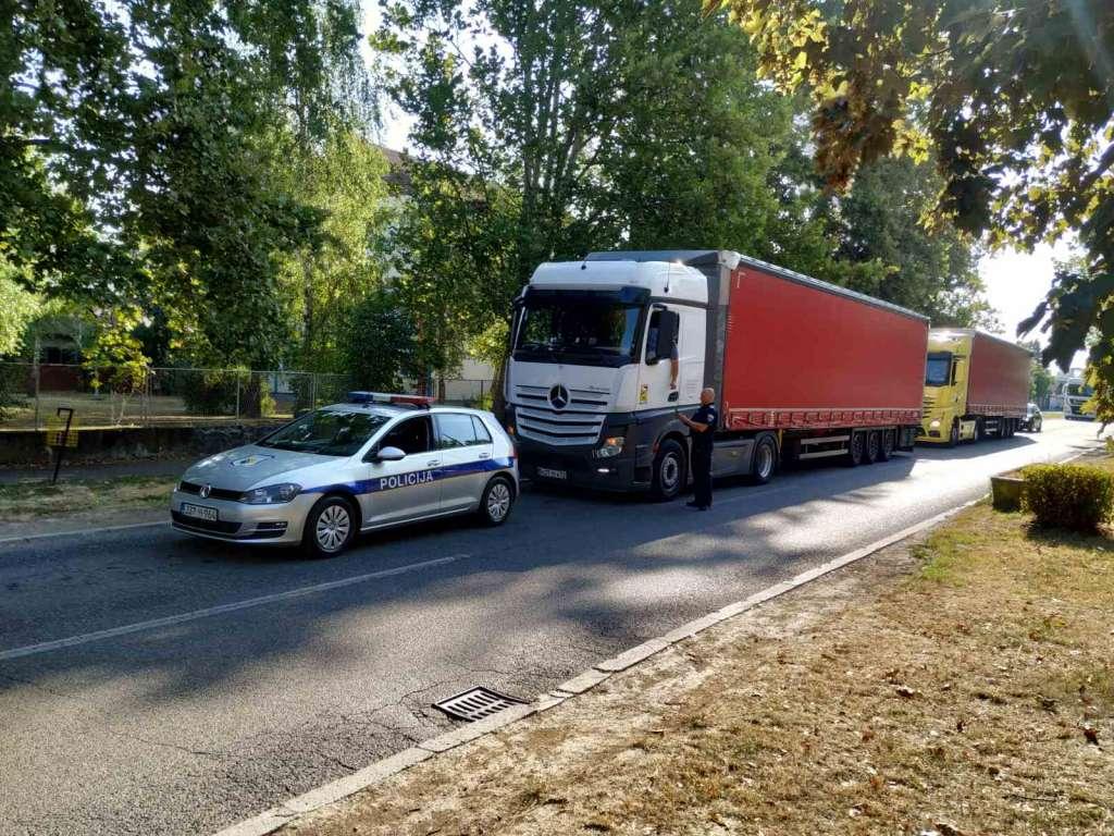 Uz policijsku pratnju transportovan prvi kontingent papira za štampanje glasačkih listića