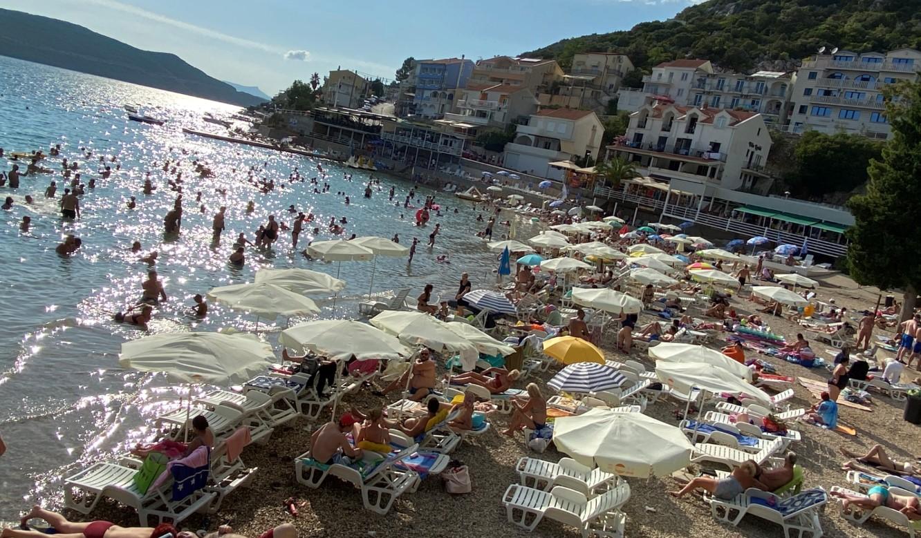 U Neumu kao u košnici: Plaže prepune posjetioca