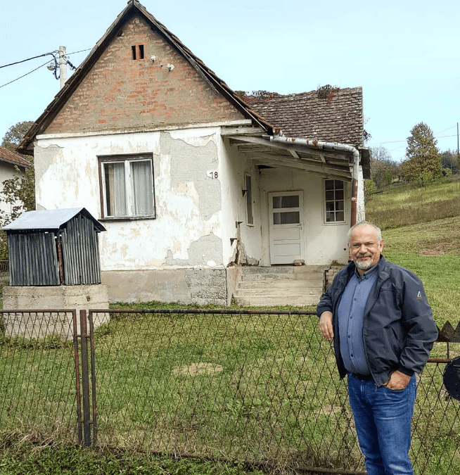 Zoran Šprajc pored rodne kuće - Avaz