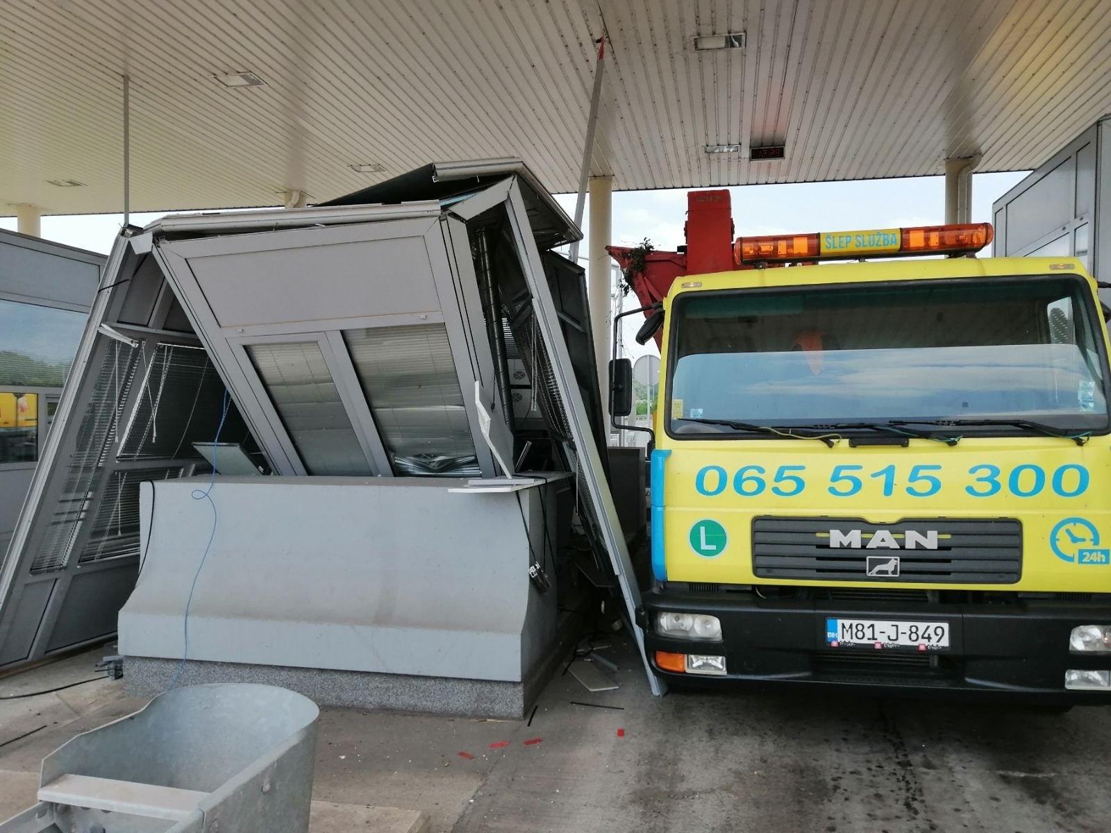 Kamion teretom zakačio naplatnu kućicu na autoputu kod Doboja