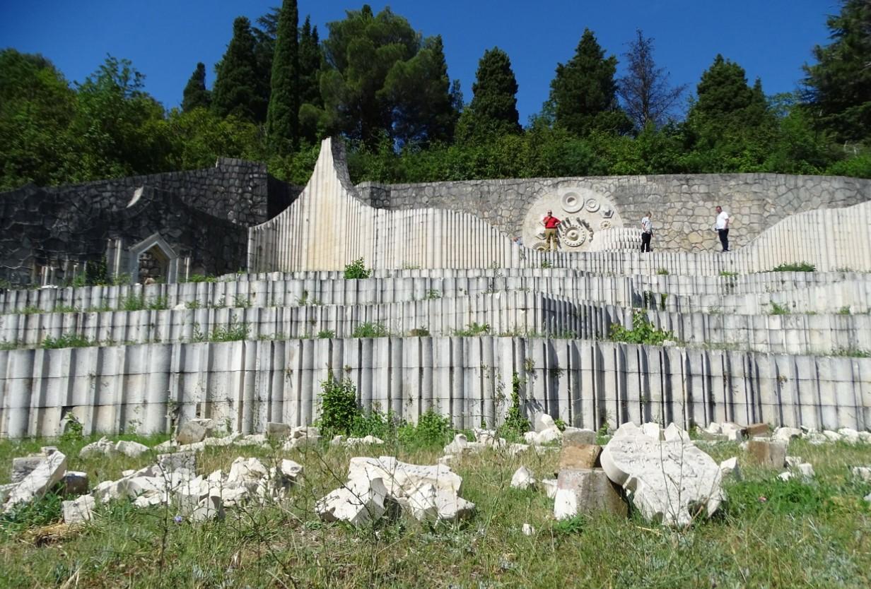 Partizansko spomen-groblje: Skoro svih 700 ploča razbijeno - Avaz