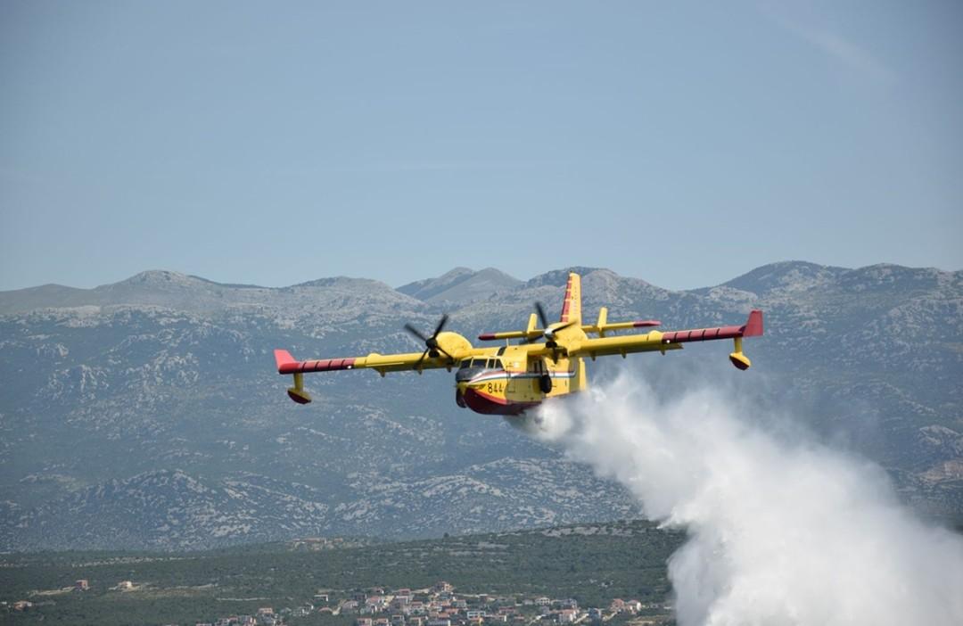 Kanaderi gase požar u Puli - Avaz