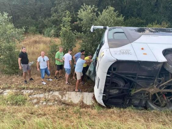 Autobus u jarku - Avaz