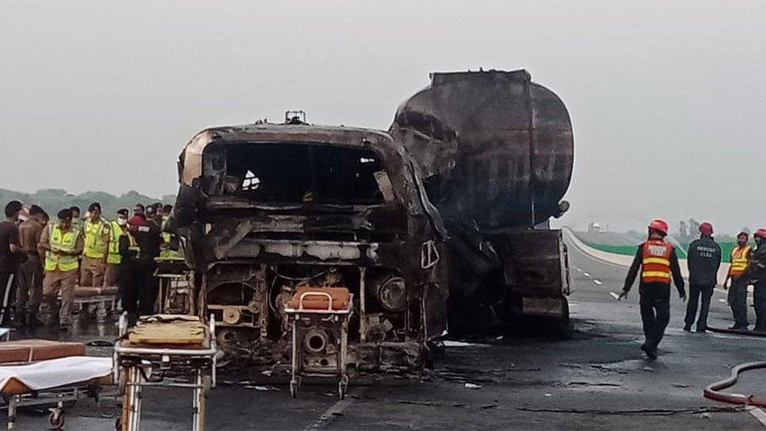 Sudar cisterne i autobusa: Poginulo najmanje 20 osoba