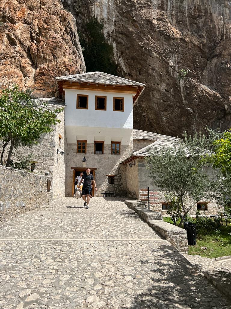 Brojni turisti obilaze Blagaj: Ni visoke temperature nisu problem