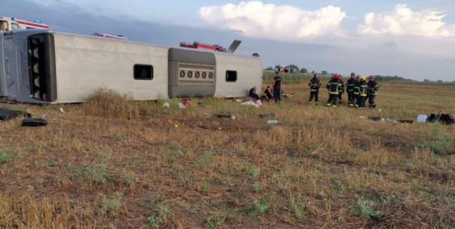 Jedna osoba preminula, 22 prevezene u bolnicu nakon prevrtanja autobusa