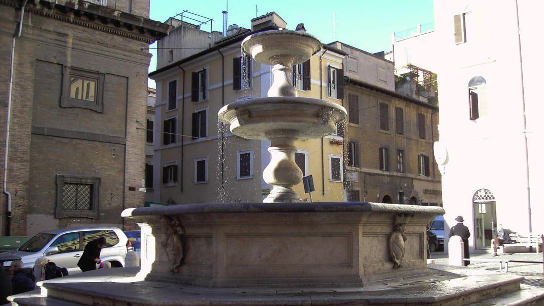 Turist sjeo na ivicu fontane i jeo: Dobio kaznu od 450 eura