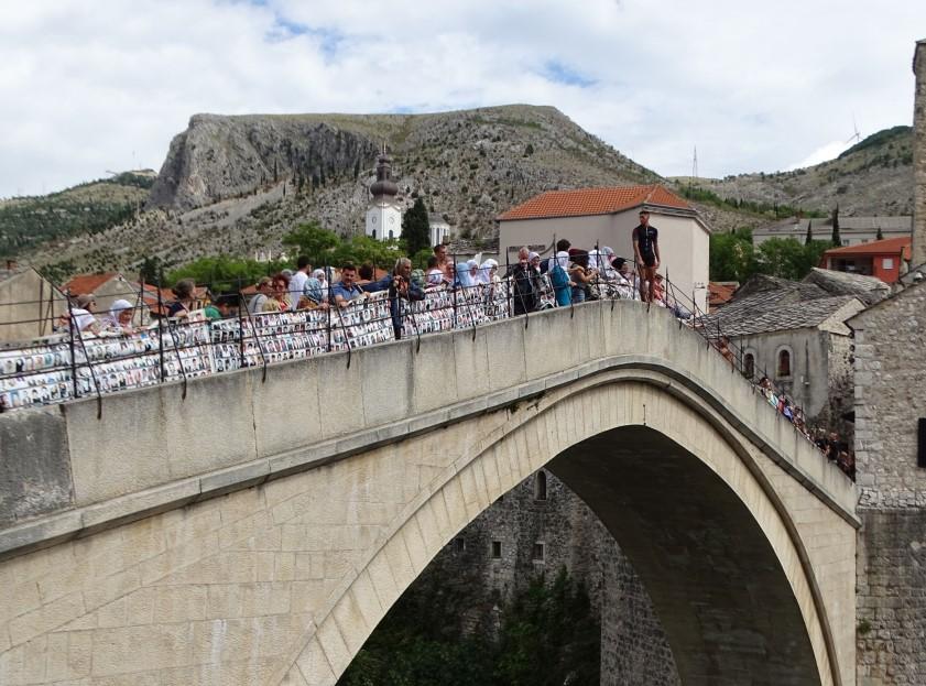 Majke Srebrenice u Mostaru na Starom mostu - Avaz