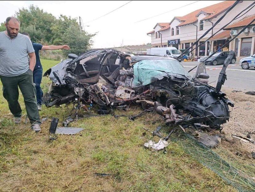 BMW smrskan nakon žestokog udara u banderu - Avaz