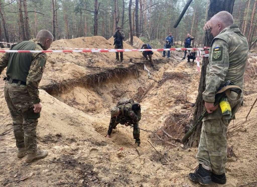 Pronađena masovna grobnica u oslobođenom Izjumu sa oko 440 tijela