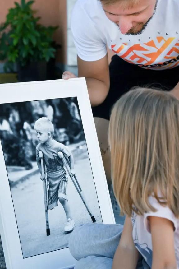 Aladin dok pokazuje fotografiju kćerki Dariji - Avaz