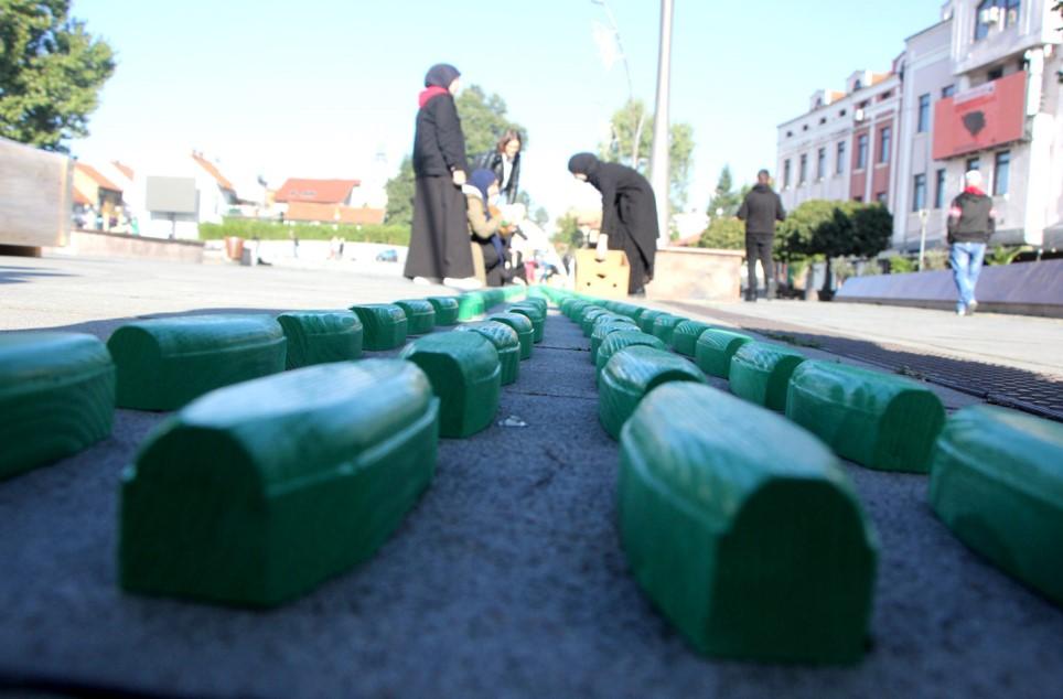 U Tuzli postavljeni tabuti - Avaz