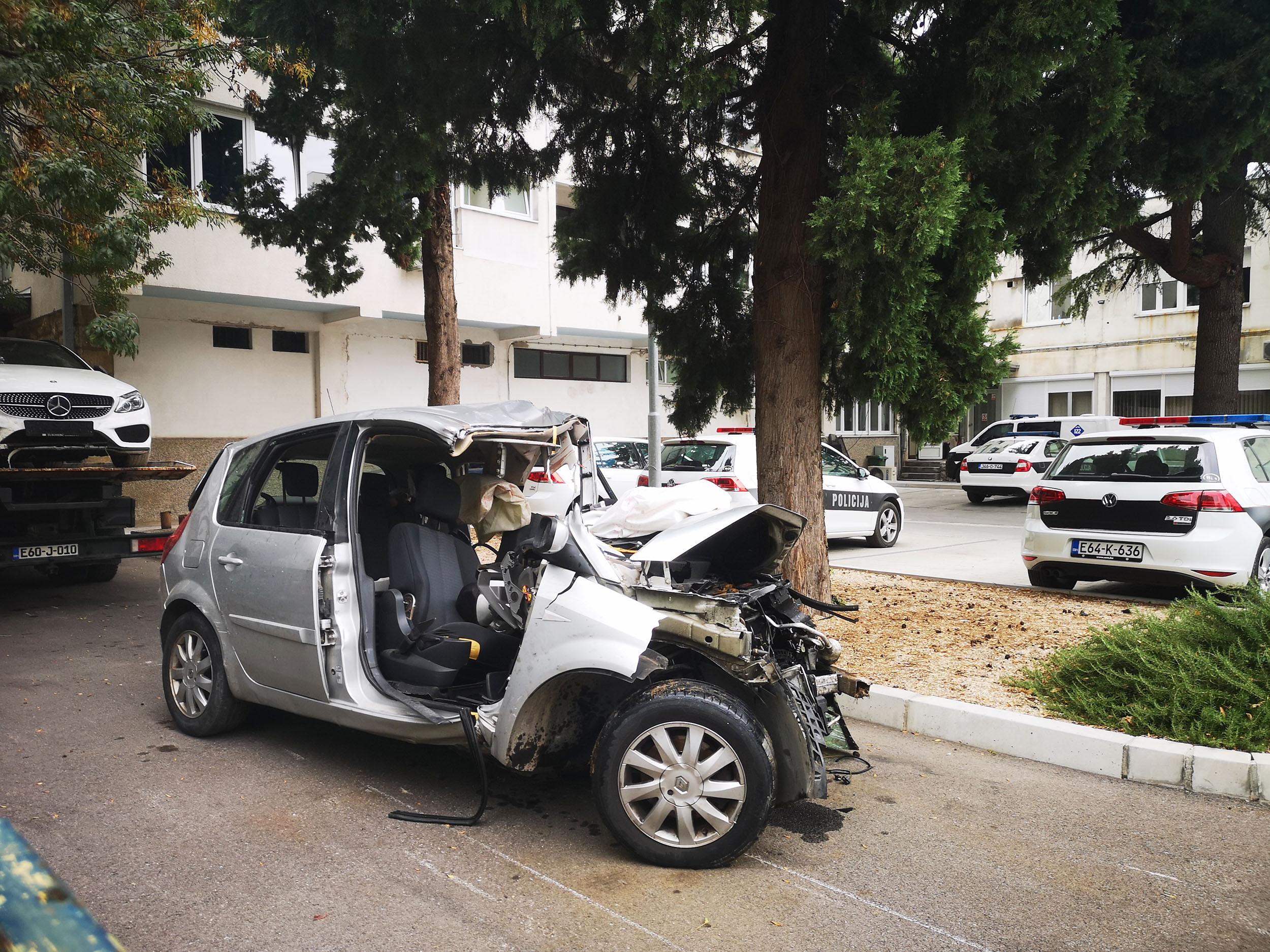 Trogodišnja djevojčica čiji su roditelji i brat poginuli u saobraćajnoj nesreći životno ugrožena