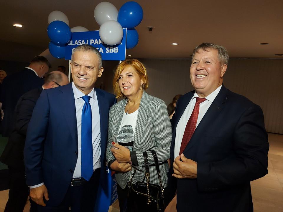 Numerous citizens took photos with SBB leader Fahrudin Radončić - Avaz