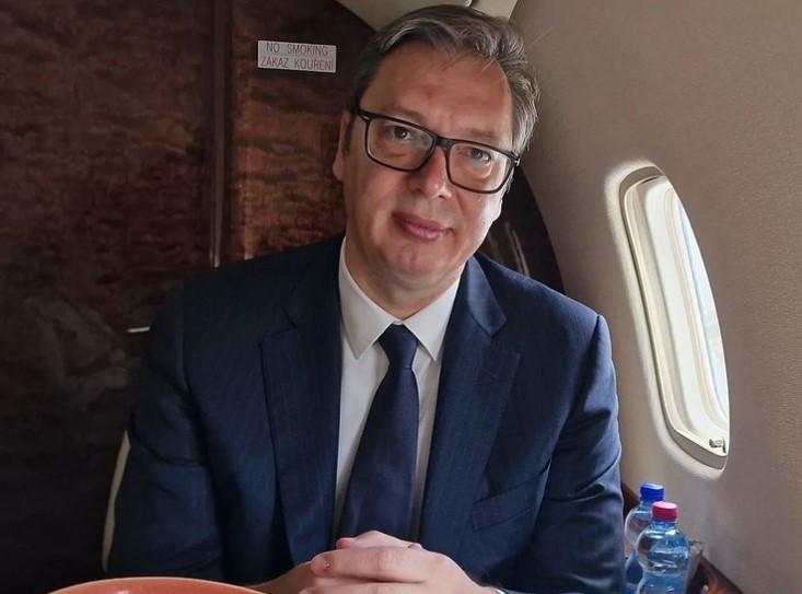 Vučić u avionu - Avaz