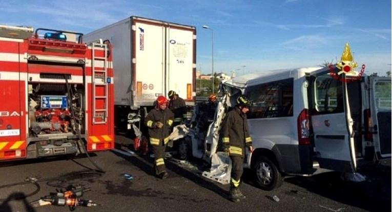 U Italiji se sudarili kamion i minibus: Šest osoba poginulo