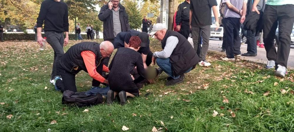 Ženi pozlilo na protestima ispred zgrade OHR-a: Građani joj pritekli u pomoć do dolaska hitne