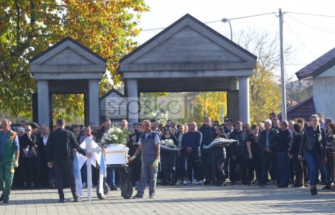 Mirno spavaj brate moj: Sestra u suzama pročitala pjesmu posvećenu Mladenu