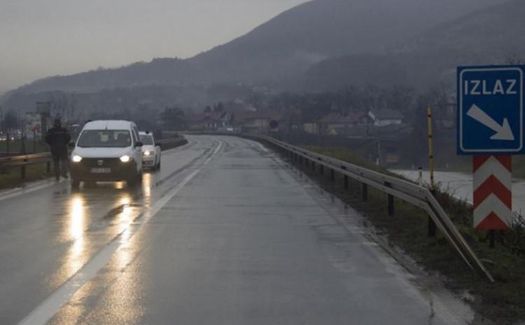 Vozači oprez: Kolovoz mokar, opasnost od odrona i jak vjetar