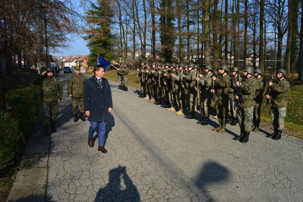 Svečanim postrojavanjem jedinica 5. pješadijske brigade - Avaz