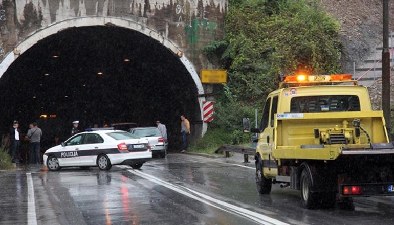 Stravična nesreća kod Žepča: U sudaru teretnog vozila i dva automobila poginuo muškarac