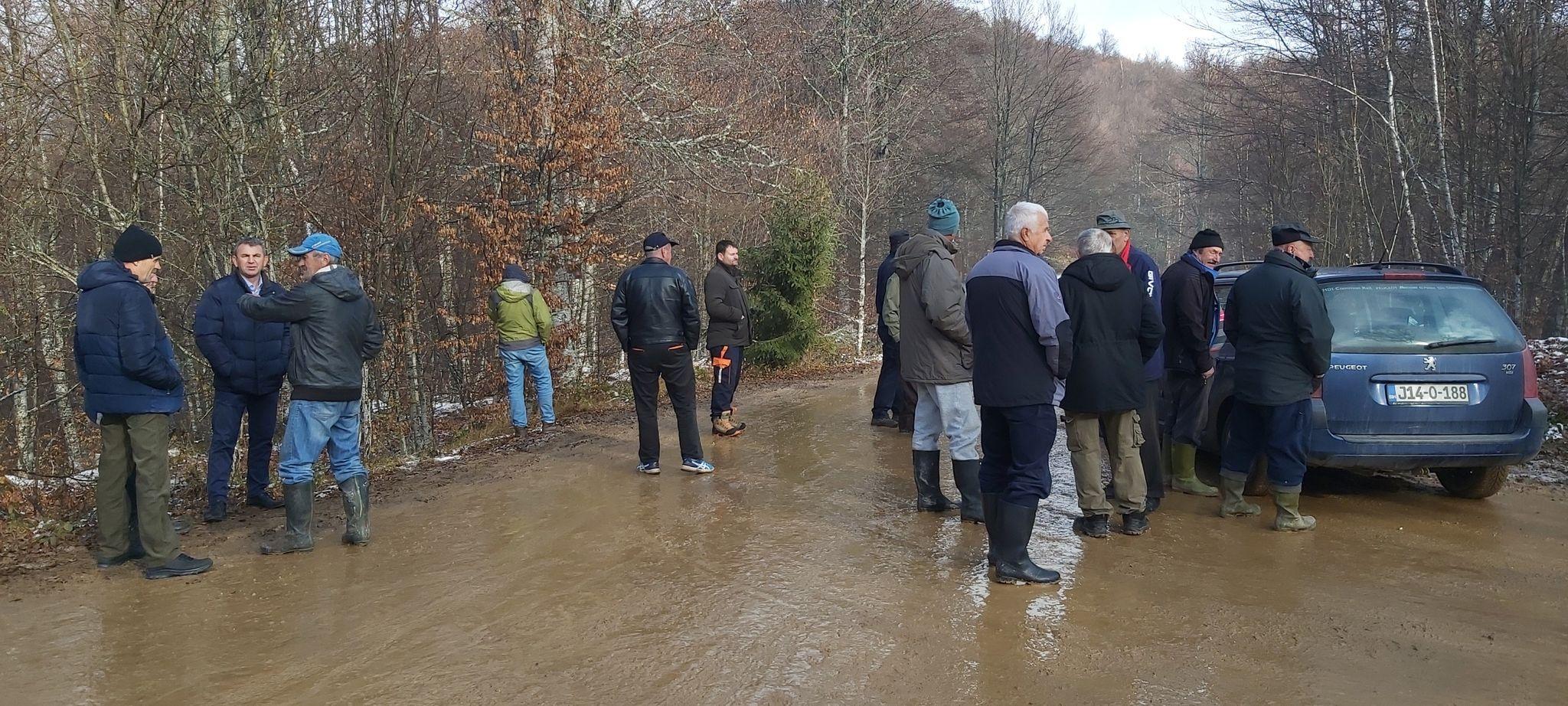 Mještani došli da spriječe uništavanje puta - Avaz