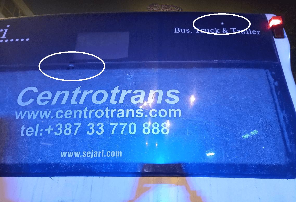 Pogledajte oštećenja na autobusu u centru Sarajeva