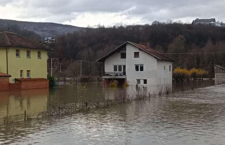 Voda iz poplavljenih područja Unsko-sanskog kantona polako se povlači, šteta ogromna