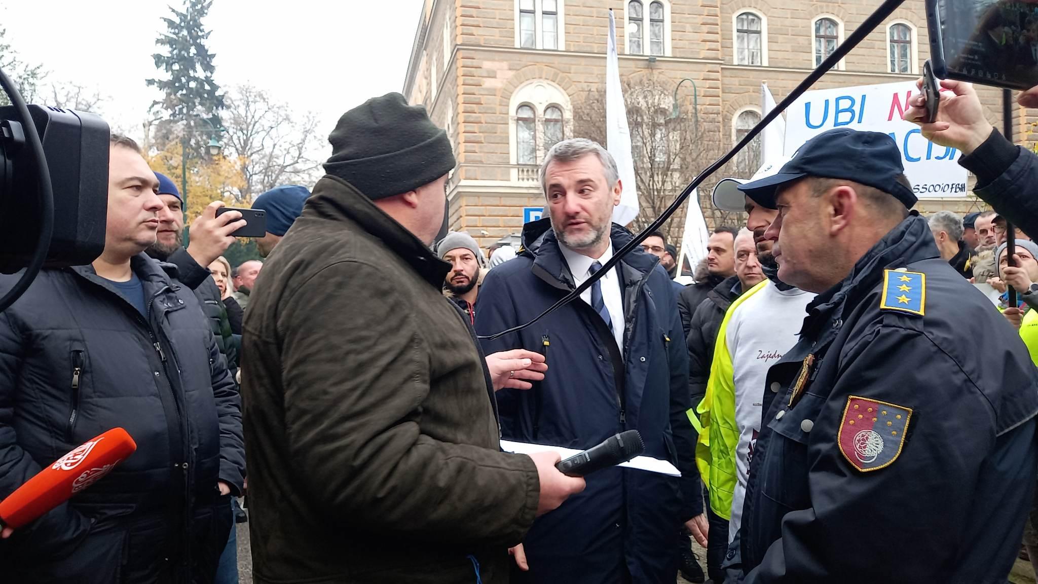 Protesti ispred Vlade KS: Premijer Forto izviždan, radnici ga gurali i tražili pare