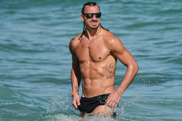 Ibrahimović na plaži - Avaz