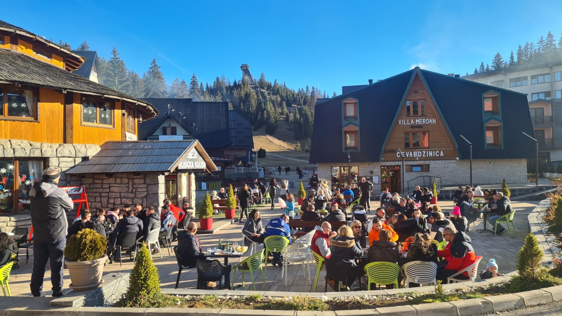 Brojni turisti uživaju na Vlašiću - Avaz