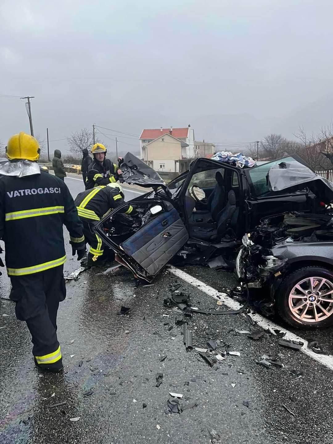 Stravične fotografije s lica mjesta: Teška saobraćajna nesreća kod Mostara