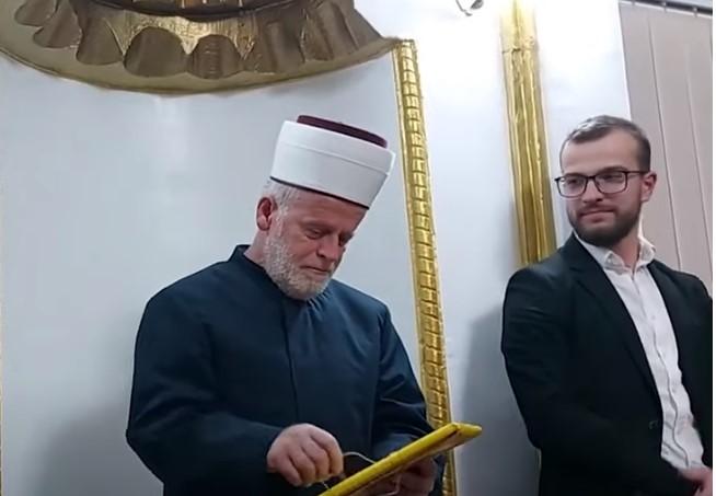 Polaznici mekteba ga obradovali: Imam plačući pao na sedždu, nakon što je dobio poklon umru