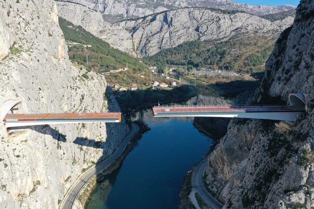 Most iznad rijeke Cetine u Omišu - Avaz