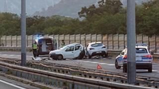 Stao zbog kvara na autocesti, pokosio ga drugi automobil: Smrtno stradao 62-godišnjak, teško povrijeđena i maloljetnica