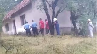 Oglasila se policija o pucnjavi u Hercegovini: Opkoljena kuća, migrant ne želi da priča na engleskom jeziku, pojavio se i snimak