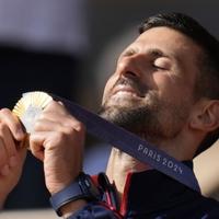 Pogledajte momenat kada je Novak Đoković dobio u ruke zlato na Olimpijskim igrama