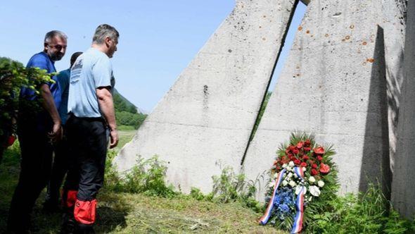 Predsjednik Hrvatske Zoran Milanović poklonio se na Sutjesci u BiH poginulim partizanima u Drugom svjetskom ratu, od kojih je veliki dio bio iz Dalmacije, a koje je nazvao borcima za slobodu i borcima protiv nacizma i fašizma. Milanović je povodom Dana antifašističke borbe u Hrvatskoj u mjestu Donje Bare, a kasnije i na Tjentištu na planini Sutjesci, položio vijenac na spomen-obilježjima poginulim partizanima koji su se našli u okruženju daleko brojnijih nacističkih snaga. Poginuo je veliki broj njih, više od 6000, a polovina su bili Dalmatinci. - Ovdje je bila skoro cijela Dalmacija. Njih su Nijemci sve pobili kao da se radi o insektima - rekao je Milanović u izjavi za medije. Pri tome je naveo brojna mala mjesta iz Hrvatske iz kojih su došli partizanski borci. U Donjim Barama dalmatinski partizani su se utvrdili u ljeto 1943. godine kako bi napravili odstupnicu i sprječavali nacističke snage da sustignu Glavni štab, koji je predvodio Josip Broz Tito, te brojne ranjenike.  - To su bili borci za slobodu i borci protiv nacizma i fašizma. Oni su ovdje četiri dana držali položaje. Samo kad gledaš moralno, vojnički to je nevjerovatno - rekao je predsjednik Hrvatske.  Dodao je kako su dalmatinski partizani danima odolijevali tada najmoćnijoj vojsci svijeta.  - Nije ovo preokrenulo tok rata niti su partizani bili takva sila, ali su nevjerovatnim moralom, snagom, upornošću, inteligencijom i ogromnim žrtvama pokazali da onaj ko se spreman tako žrtvovati ima velike šanse pobijediti - istakao je.  - Avaz