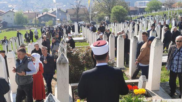 Veliki broj ljudi na šehidskom mezarju „Šabuša“ - Avaz