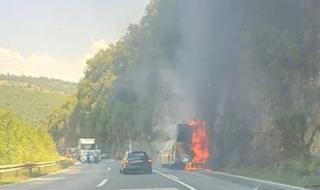 Zapalio se autobus na putu kod Mrkonjić-Grada: Saobraćaj se odvija otežano