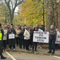 Završeni protesti ispred zgrade Vlade KS: "Grijem se pod dekom, ovo je sramota"