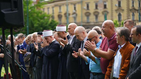 Klanjana dženaza Dževadu Karahasanu - Avaz