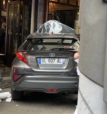 Automobil koji se zabio u terasu restorana - Avaz