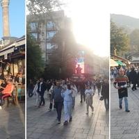 Kao usred ljeta: Sarajevo vrvi od turista, bašte kafića ispunjene