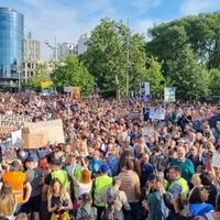 Peti protest "Srbija protiv nasilja": Zatvoren saobraćaj ispred Skupštine, ori se "Vučiću odlazi"