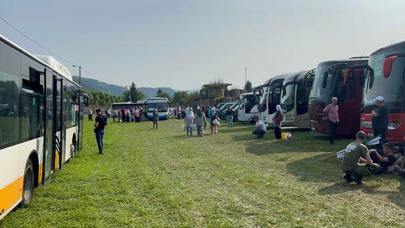 Autobusi stigli u Potočare  - Avaz