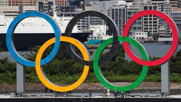 Workers prepare to remove giant Olympic rings from the waterfront area at Odaiba Marine Park after 2020 Summer Olympics came to an end on Aug. 8 in Tokyo - Avaz